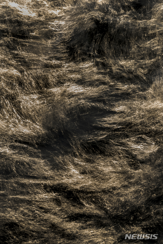 【서울=뉴시스】이 그 빛 YL_4 Luminescence, Here and There YL_4 파도가 춤을 추네 The Wave Dances, 2015, Archival Pigment Print, 150x100cm