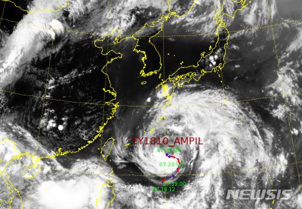 【제주=뉴시스】우장호 기자 = 기상청에 따르면 지난 18일 필리핀 북동쪽 해상에서 발달한 제10호 태풍 '암필(Ampil)'이 일본 오키나와 남동쪽 약 470㎞ 부근 해상에서 중심기압 985hPa, 강풍반경 270㎞ 중급 소형태풍으로 발달해 시속 16㎞ 속도로 서북서진하고 있다. 태풍 암필 위성 사진. 2018.07.20. (자료=기상청 제공) woo1223@newsis.com