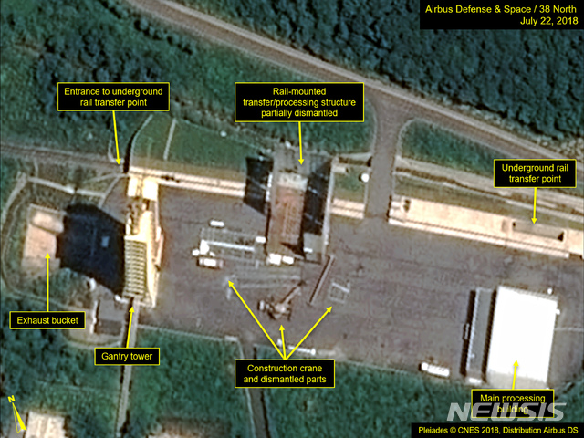  【38노스·AP/뉴시스】미국의 북한전문매체 38노스는 23일(현지시간) 북한이 평안북도 철산군 동창리에 있는 미사일 엔진 시험장인 '서해위성발사장'을 해체하기 시작한 것으로 보인다고 보도했다. 지난 20일과 22일 촬영된 위성사진에 따르면 서해위성발사장에서 미사일과 위성발사체 등을 조립해 이송하는 궤도식(rail-mounted) 건물에 대한 해체가 시작된 듯한 모습이 포착됐다. 건물 인근에 대형 건설 크레인과 차량들이 배치돼 있기도 했다. 근접 촬영한 위성사진에는 지붕과 지지 구조물들이 부분적으로 해체된 모습이 보였다. 2017.07.24 