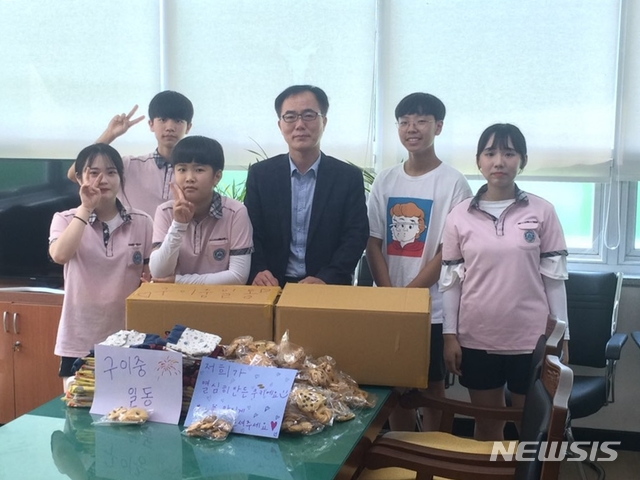 【전주=뉴시스】김민수 기자 = 전북 완주 구이중학교 학생들이 직접 만든 쿠키와 에코백을 마을 어르신들에게 전달했다. photo@newsis.com