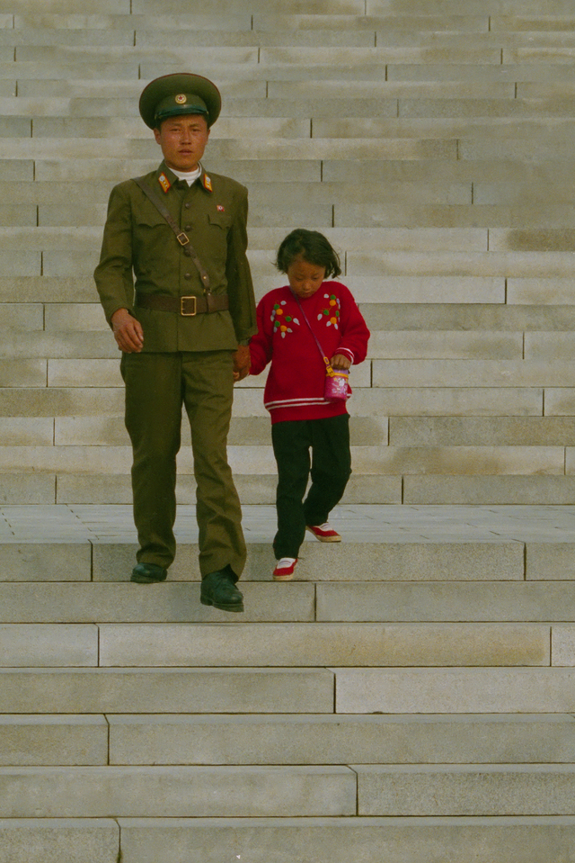 아빠와 손잡고 계단을 내려가는 어린이 