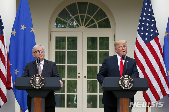 【워싱턴=AP/뉴시스】도널드 트럼프 미 대통령(오른쪽)과 장-클로드 융커 유럽연합(EU) 집행위원장이 25일(현지시간) 백악관 로즈가든에서 양측 간 무역전쟁 회피에 원칙 합의했다는 공동성명을 발표하고 있다. 2018.7.26