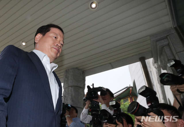 【서울=뉴시스】전진환 기자 = 국군기무사령부의 계엄령 문건 작성과 관련해 소강원 기무사 참모장이 지난 7월26일 오후 서울 용산구 국방부 군 특별수사단으로 피의자 신분으로 조사를 받기 위해 들어오고 있다. 2018.07.26. amin2@newsis.com