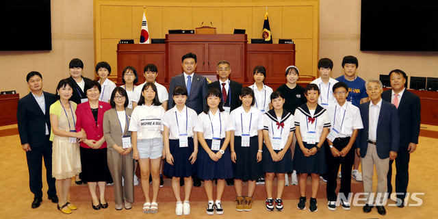 【대전=뉴시스】 지난해 대전시를 찾은 일본 오다시(大田市) 청소년 국제교류 참가자들이 대전시의회를 방문해 기념사진을 찍고 있다. (사진=뉴시스DB).