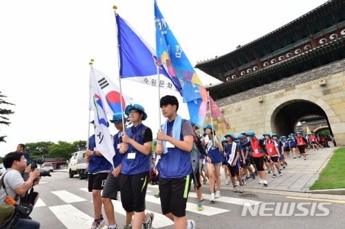 지난달 29일부터 8월 1일까지 3박 4일 동안 잔향ㄷ한 정조대왕 능행차길 체험순례’ 행사에 수원 서울지역 청소년 240명이 참가했다. 
