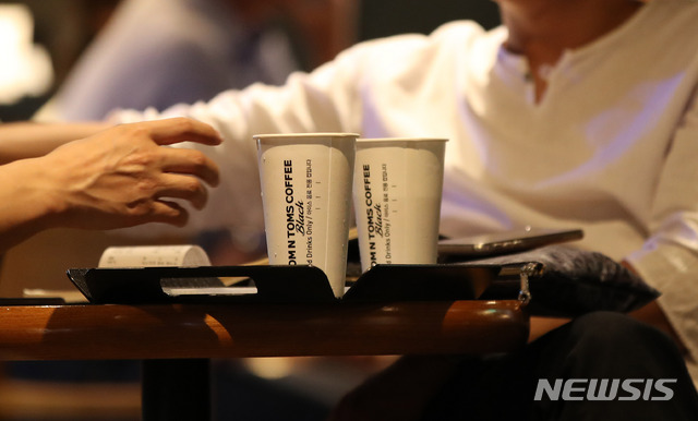 【서울=뉴시스】서울 시내의 한 커피전문점에서 고객들이 매장이 제공한 일회용컵을 사용하고 있다. (사진= 뉴시스 DB)