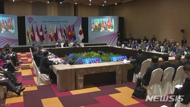 아세안 10개국 외무장관과 고노 다로 일본 외상의 합동 회담 <NHK 캡쳐>