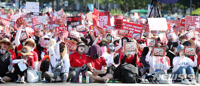 【서울=뉴시스】김선웅 기자 = 4일 오후 서울 종로구 광화문광장에서 열린 불법 몰래카메라 촬영 규탄 집회에서 참가 여성들이 구호를 외치고 있다. 2018.08.04. mangusta@newsis.com