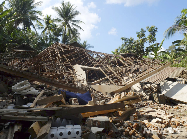 【롬복(인도네시아)=AP/뉴시스】91명이 사망한 강력한 지진이 덮친 인도네시아 롬복섬에서 6일 가옥들이 무너져 있다. 인도네시아 당국은 수천 채의 집들이 파손됐다며 사망자 수는 더욱 늘어날 수 있다고 말했다. 2018.8.6