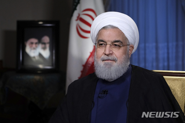 【테헤란(이란)=AP/뉴시스】하산 로하니 이란 대통령이 6일(현지시간) 테헤란에서 이란 국민들에게 TV 연설을 하고 있다. 그는 미국이 7일부터 이란에 대한 경제제재를 다시 재개하는 것과 관련해 강경 입장을 천명했다. 2018.8.7