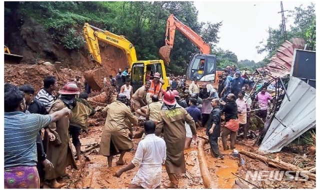 【서울=뉴시스】인도 남부 케랄라 주에서 지난 8일부터 폭우로 산사태가 발생했다.(사진출처: 인디아TV) 2018.08.10.