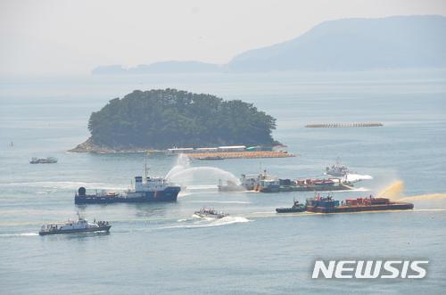 【통영=뉴시스】신정철 기자 = 경남 통영시와 국립수산과학원은 지난 3일 통영시 산양읍 연화리 연안 한 해상어류양식장에서 양식 중이던 말쥐치 2만여 마리가 폐사한데 대해 폐사원인을 분석한 결과 적조로 피해를 입었다고 11일 공식 입장을 밝혔다. 사진은 경남 통영시 산양읍 연안에서의 적조방제 모의훈련 모습이다. 2018.08.11.(사진=뉴시스DB) photo@newsis.com