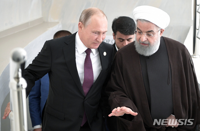 【악타우=AP/뉴시스】블라디미르 푸틴 러시아 대통령(왼쪽)과 하산 로하니 이란 대통령이 12일(현지시간) 카자흐스탄 악타우에서 열린 제5차 카스피해 연안국 정상회의에서 만나 대화하고 있다. 2018.8.13.