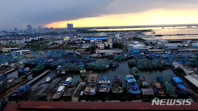 【서울=뉴시스】인도네시아 수도 자카르타 북부 지역의 한 항구의 모습.(사진출처:BBC) 2018.08.13. 