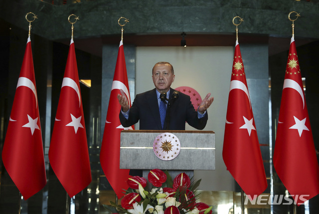 【앙카라=AP/뉴시스】 터키의 레제프 타이이프 에르도안 대통령이 13일 대통령궁에서 해외주재 터키 대사들을 불러모은 공관장 회의에서 연설하고 있다. 터키가 경제 본질 가치와는 상관없는 경제적 '포위' 상태에 빠져 작금의 통화 위기가 나타났다고 주장했다. 2018. 8. 13. 