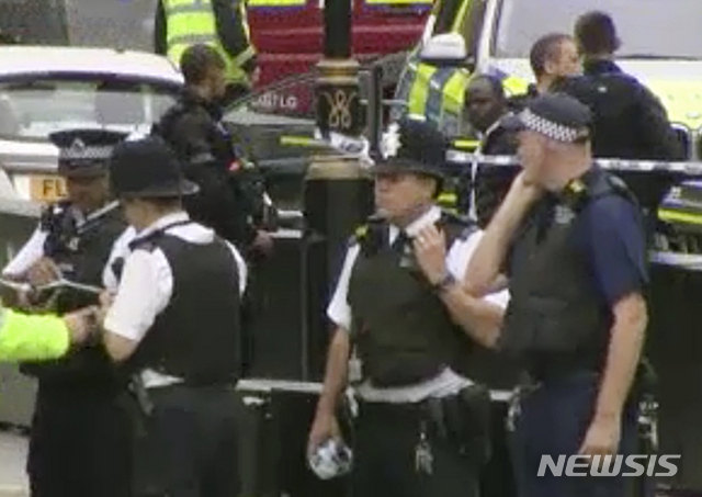 런던 의사당 앞에서 차량을 행인들에게 돌진한 '테러' 용의자(오른쪽 네번째)가 경찰에 체포되고 있다.  AP 