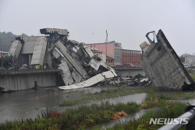 【 제노바=AP/뉴시스】이탈리아 제노바에서 14일(현지시간) 모란디 다리가 붕괴해 있다. 이번 사고로 수십명의 사상자가 발생했다. 2018.08.15 