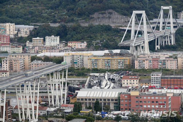 【제노바=AP/뉴시스】14일(현지시간) 이탈리아 북부 제노바에서 고속도로 다리 '모란디'가 붕괴됐다. 2018.8.15. 