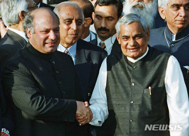 1999년 2월 파키스탄의 나와즈 샤리프 총리가 인도와의 접경지 라호르 부근에서 방문한 바지파이 총리를 맞아 악수하고 있다. 당시 두 총리 모두 두 번째 총리로 재직 중이었다. 샤리프 전총리는 지난해 세번째 총리직 실격후 현재 수감되어 있다.  AP