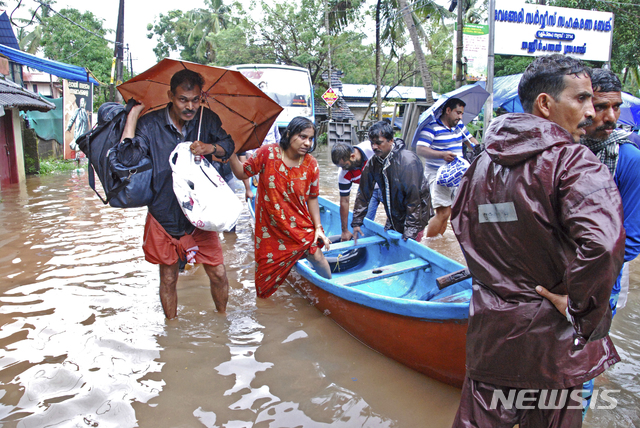 【케랄라=AP/뉴시스】16일(현지시간) 인도 남서부 케랄라주(州)를 덮친 100여년만의 최악의 홍수로 막대한 사망자가 발생한 가운데 주민들이 급히 대피하고 있다. 2018.08.17 