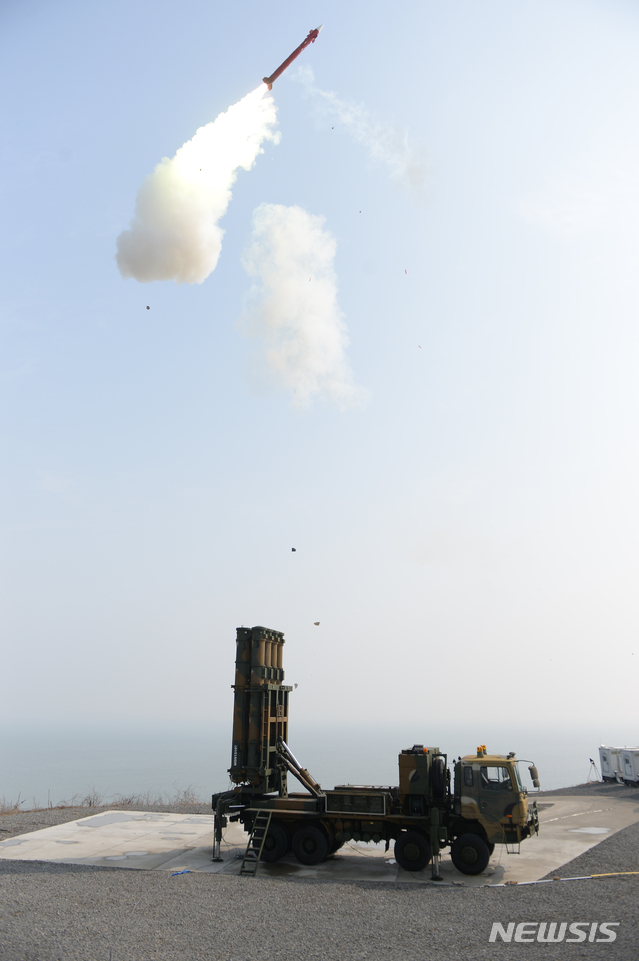 【서울=뉴시스】 방위사업청은 21일 중거리 탄도탄요격미사일 철매-Ⅱ 성능개량 사업을 계획대로 추진한다고 밝혔다. 국산 중거리 요격미사일(M-SAM) 시험발사 모습. (뉴시스DB)