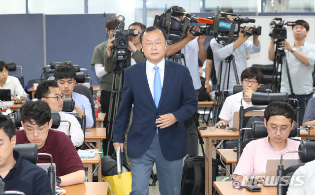 로【서울=뉴시스】전진환 기자 = ‘드루킹 댓글 조작 의혹’사건을 수사하는 허익범 특별검사팀(특검팀)의 박상융 특검보가 22일 오후 서울 서초구의 특검 기자실 수사기간 연장과 관련한 브리핑을 위해 들어오고 있다. 2018.08.22.  amin2@newsis.com