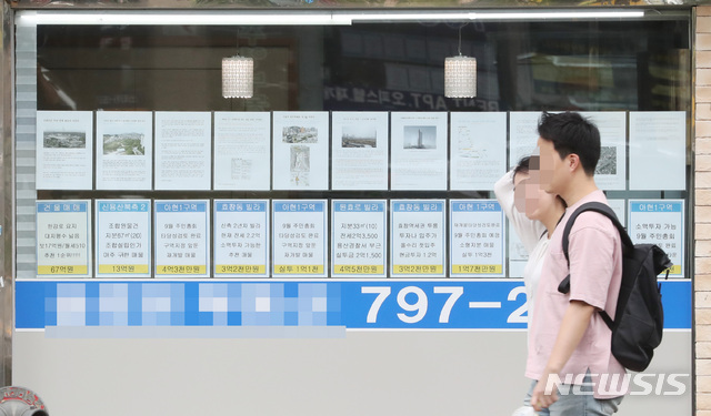 【서울=뉴시스】전진환 기자 = 김현미 국토교통부 장관이 공시가격 인상 방침을 밝혔지만 아파트 값 상승 흐름이 꺾이지 않는 가운데, 26일 오전 서울 용산구의 한 부동산 중계소에 부동산 매물 안내표가 붙어 있다. 부동산114에 따르면 서울 아파트 매매가는 지난주(0.15%) 대비 2배 이상 커진 0.34%를 기록해, 지난 2월 말 0.40% 오른 이후 26주 만에 최고치 기록하고 있다. 2018.08.26. amin2@newsis.com