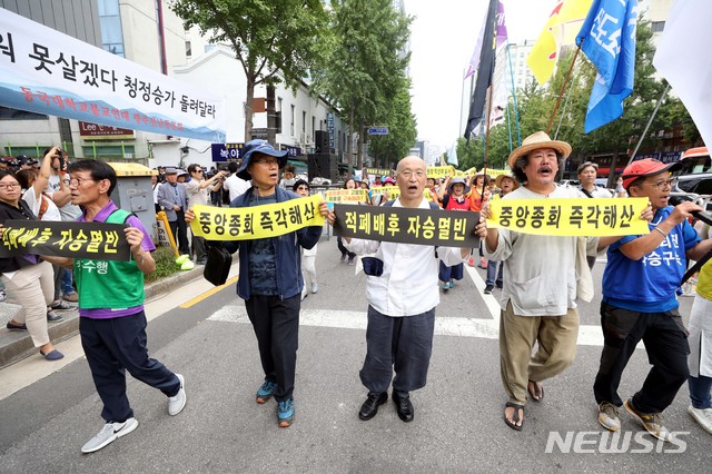 【서울=뉴시스】조성봉 기자 = 조계종의 총본산인 조계사 앞에서 교권 수호결의대회와 전국 승려결의대회가 동시에 열리는 26일 오후 서울 종로구 조계사 일주문 앞에서 '중앙총회 즉각해산 ' 등 적폐청산을 촉구하는 전국승려결의대회 참가자들이 구호를 외치고 있다. 2018.08.26 suncho21@newsis.com