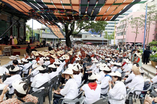 【서울=뉴시스】조성봉 기자 = 26일 오후 서울 종로구 조계사에서 조계종 주최로 '참회와 성찰, 종단 안정을 위한 교권수호결의대회'가 열리고 있다.2018.08.26.suncho21@newsis.com