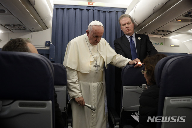 【AP/뉴시스】프란치스코 교황이 8월26일 아일랜드 방문을 마치고 바티칸으로 돌아가는 도중 전용기 내에서 기자들의 질문을 받고 있다. 비가노 대주교의 퇴진 주장에 대해서는 아무런 말도 않겠다고 답했다.   2018.08.27