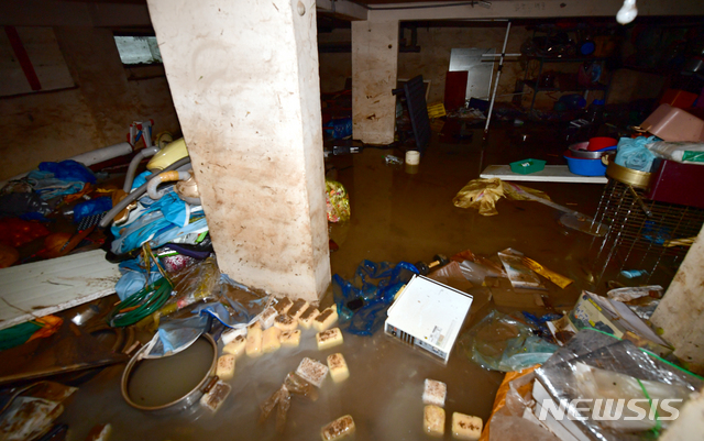 【광주=뉴시스】류형근 기자 = 28일 오전 광주 남구 주월동 한 아파트에서 주민들이 폭우 침수피해 복구작업을 하고 있다. 이 지역은 전날 오전 한 때 시간당 60㎜이상의 비가 내려 주택과 상가 63가구, 차량 20여대가 물에 잠겼다. 2018.08.28. hgryu77@newsis.com