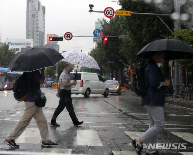 【서울=뉴시스】 고범준 기자 = 비가 내리는 28일 오후 서울 용산구 남영삼거리 인근에서 시민들이 우산을 쓰고 거리를 지나가고 있다. 2018.08.28.  bjko@newsis.com