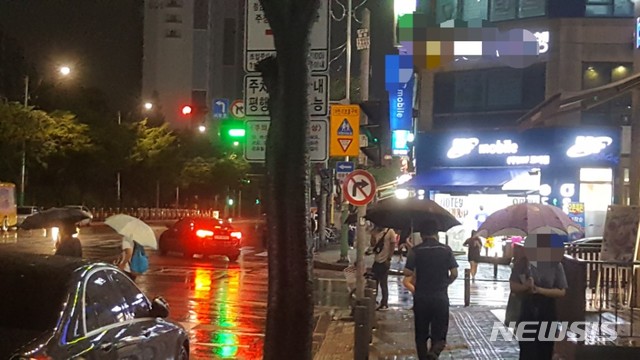 【인천=뉴시스】 함상환 기자 = 29일 오후 인천에서 비가 내려 시민들이 우산을 쓰고 걸어가고 있다. 2018.08.30. hsh3355@newsis.com 