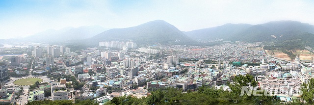 【창원=뉴시스】강경국 기자 = 경남 창원시는 진해구 충무지구(사진)와 마산회원구 구암지구가 국토교통부에서 주관하는 2018년 도시재생 뉴딜사업 공모에 최종 선정됐다고 31일 밝혔다. 2018.08.31. (사진=창원시청 제공)   photo@newsis.com