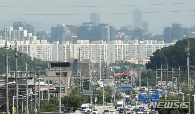 【서울=뉴시스】고범준 기자 = 투기지역 지정 확대 등 조치에도 불구하고 서울의 아파트 매매가격이 고공행진을 하고 있다. 부동산114 조사에 따르면 이번주 서울 아파트 매매가격은 지난주 대비 0.57% 올랐다 밝혔다. 지난주 상승률 0.34%보다 높아져 지난 2월 첫째주(0.57%)에 이어 6개월여 만에 재차 연중 최고 상승률을 기록한 것이다. 사진은 이날 경기 광명의 주공3단지 아파트 모습. 2018.08.31.  bjko@newsis.com
