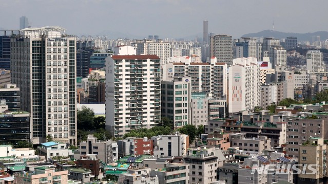 【서울=뉴시스】고범준 기자 = 투기지역 지정 확대 등 조치에도 불구하고 서울의 아파트 매매가격이 고공행진을 하고 있다. 부동산114 조사에 따르면 이번주 서울 아파트 매매가격은 지난주 대비 0.57% 올랐다 밝혔다. 지난주 상승률 0.34%보다 높아져 지난 2월 첫째주(0.57%)에 이어 6개월여 만에 재차 연중 최고 상승률을 기록한 것이다. 사진은 이날 오후 서울의 아파트 단지 모습. 2018.08.31.  bjko@newsis.com