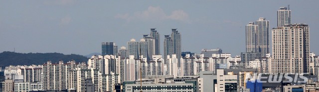 【서울=뉴시스】고범준 기자 = 투기지역 지정 확대 등 조치에도 불구하고 서울의 아파트 매매가격이 고공행진을 하고 있다.부동산114 조사에 따르면 이번주 서울 아파트 매매가격은 지난주 대비 0.57% 올랐다 밝혔다. 지난주 상승률 0.34%보다 높아져 지난 2월 첫째주(0.57%)에 이어 6개월여 만에 재차 연중 최고 상승률을 기록한 것이다. 사진은 이날 오후 서울의 아파트 단지 모습. 2018.08.31. bjko@newsis.com
