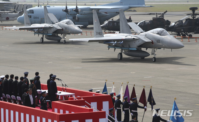 【하야쿠리=AP/뉴시스】일본 방위성은 31일 2019 회계연도 방위예산으로 2018 회계연도보다 2.1% 늘어난 5조2986억엔을 요청했다. 이는 역대 최대규모이다. 사진은 2014년 10월 26일 도쿄 북쪽 하야쿠리공군기지에서 열린 항공자위대의 항공관열식 모습. 2018.08.31