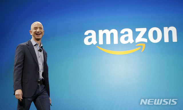 【시애틀=AP/뉴시스】세계적 IT기업 아마존의 CEO 제프 베이조스가 지난 2014년 6월16일 시애틀에 위치한 아마존 본사에서 아마존의 새로운 스마트폰 '아마존 파이어' 출시를 알리고 있다. 2014.06.16