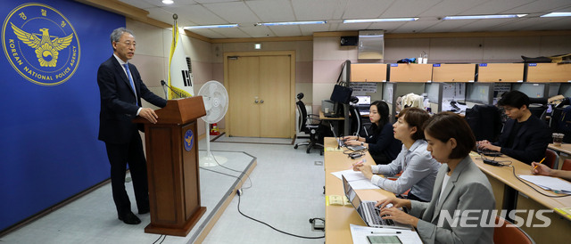 【서울=뉴시스】박주성 기자 = 유남영 경찰청 인권침해 사건 진상조사위원회 위원장이 5일 오전 서울 서대문구 경찰청 브리핑룸에서 용산참사 진상조사원회 결과 발표를 하고 있다. 이날 진상조사위는 경찰 지휘부 안전조치 미비 진압강행과 사건 후 부적절한 온라인, 오프라인 여론 대응에 대해 경찰지휘부의 순직 경찰특공대원과 사망한 철거민 등에게 사과, 유사사건 재발 방지 및 인권증진을 위한 제도 및 정책 개선 등을 권고했다. 2018.09.05. park7691@newsis.com