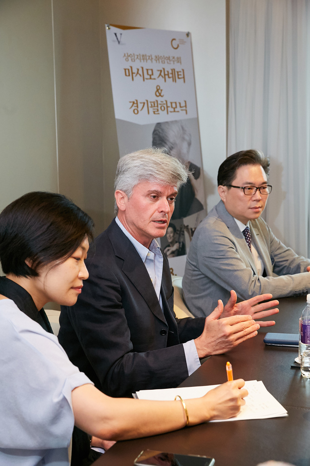 마시모 자네티 경기필 지휘자 "단원 여러분, 말을 하시오 말···"