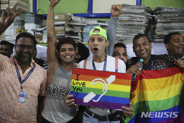 【뭄바이=AP/뉴시스】 6일 인도 뭄바이에서 성소수자들과 인권운동가들이 대법원의 '동성 성관계 합법' 판결을 듣고 기뻐하고 있다. 인도대법원은 이날 동성 성관계를 처벌하는 '형법 337조'를 폐기하기로 결정했다. 2018.09.06 