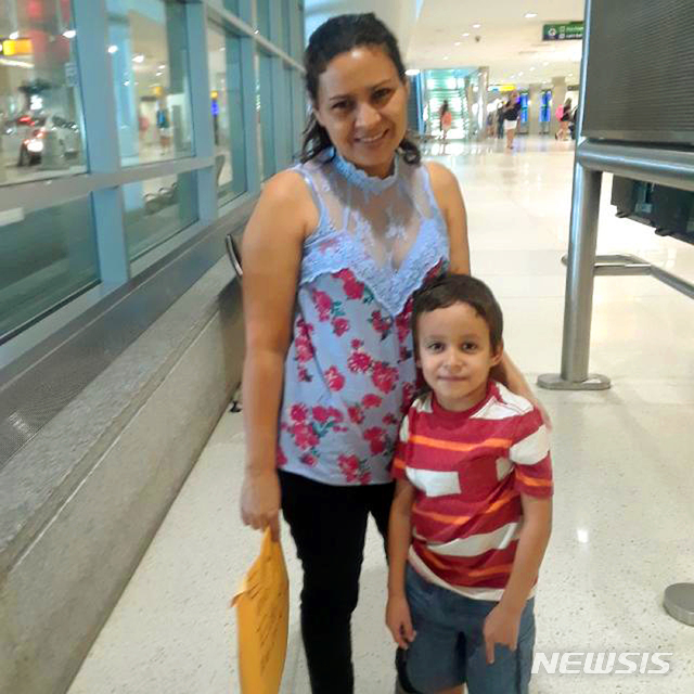 트럼프정부의 강제 격리로 헤어졌던 6살 아들과 볼티모어 공항에서 올 7월에 만난 온두라스 이민 아이리스 유프라지오. 