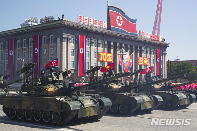 【 평양=AP/뉴시스】북한 평양에서 9일 정권수립 70주년 열병식이 열리고 있다. 2018.09.09 