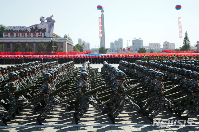 【평양=AP/뉴시스】북한은 9일 조선인민공화국 창건70주년을 맞아 평양에서 대규모 군대 퍼레이드를 벌이고 있다. 2018.09.09. 