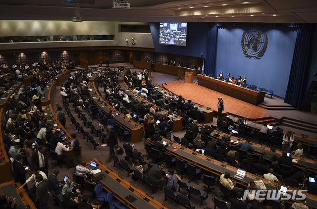  【방콕=AP/뉴시스】 9일(현지시간) 뉴욕타임스에 따르면 유엔 산하 기구 녹색기후기금(GCF)은 약속된 103억달러 중 약 35억달러가 조성됐다. 사진은 9일(현지시간) 태국 방콕에서 열린 유엔 기후변화 펀퍼런스 참가한 각국 대표단들. 2018.09.10 