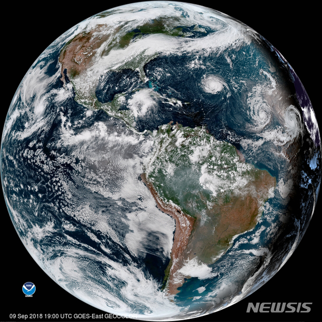 【AP/뉴시스】 미 국립해양대기국(NOAA )이 제공한 미 대서양 상공의 허리케인 플로렌스의 기상도. 오른쪽에서 세번째의 회오리 모양이 허리케인 플로렌스이며 현재 버뮤다섬 상공부근까지 진행하고 있다.    