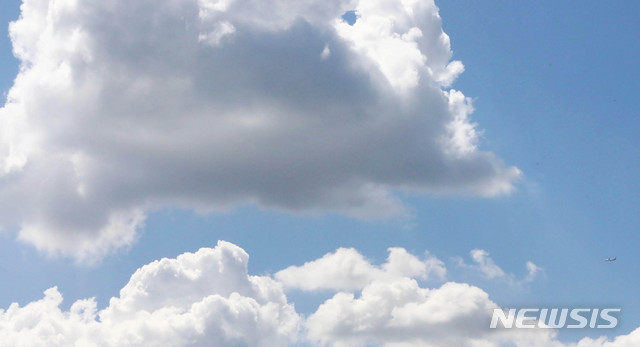 【서울=뉴시스】최진석 기자 = 완연한 가을 날씨를 보이고 있는 10일 서울 도심에서 바라본 하늘 구름 사이로 비행기가 지나가고 있다. 2018.09.10. myjs@newsis.com