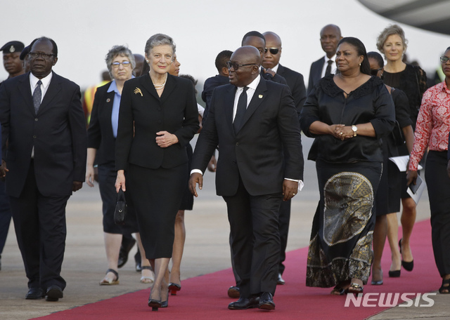 【아크라(가나) = AP/뉴시스】코피 아난 총장의 부인을 공항까지 나와서 맞이하는 나나 아쿠포아도 대통령과 레베카 아쿠포아도 내외.  