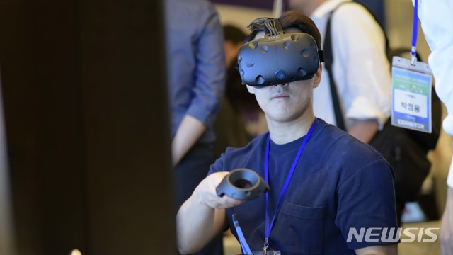 "VR로 미래 직업 체험하세요"…고용정보원, 특별관 운영